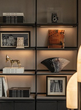 现代轻奢样板间客厅玄关柜展示柜装饰摆件喇叭狗装饰画摆设装饰品