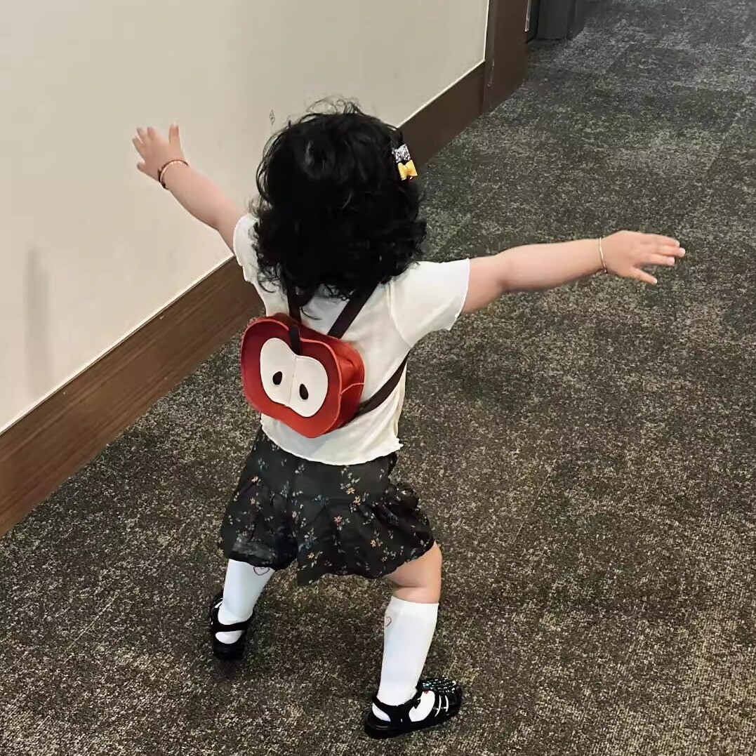 苹果儿童背包迷你双肩包宝宝外出可爱书包小女孩包包2025新款轻便