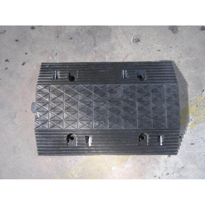 马路减速带 车辆减震橡胶板 米字纹减速路拱 橡胶减速垄 50*35cm