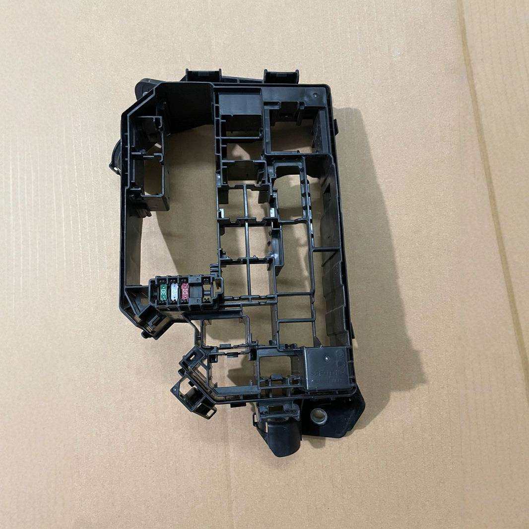 82741-0A020适用卡罗拉锐放锋兰达保险盒大中壳机舱中壳机盖