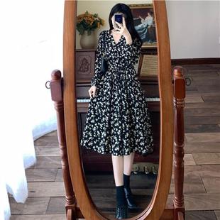 碎花连衣裙秋款女装2025新款法式黑色裙子小个子气质秋季打底长裙