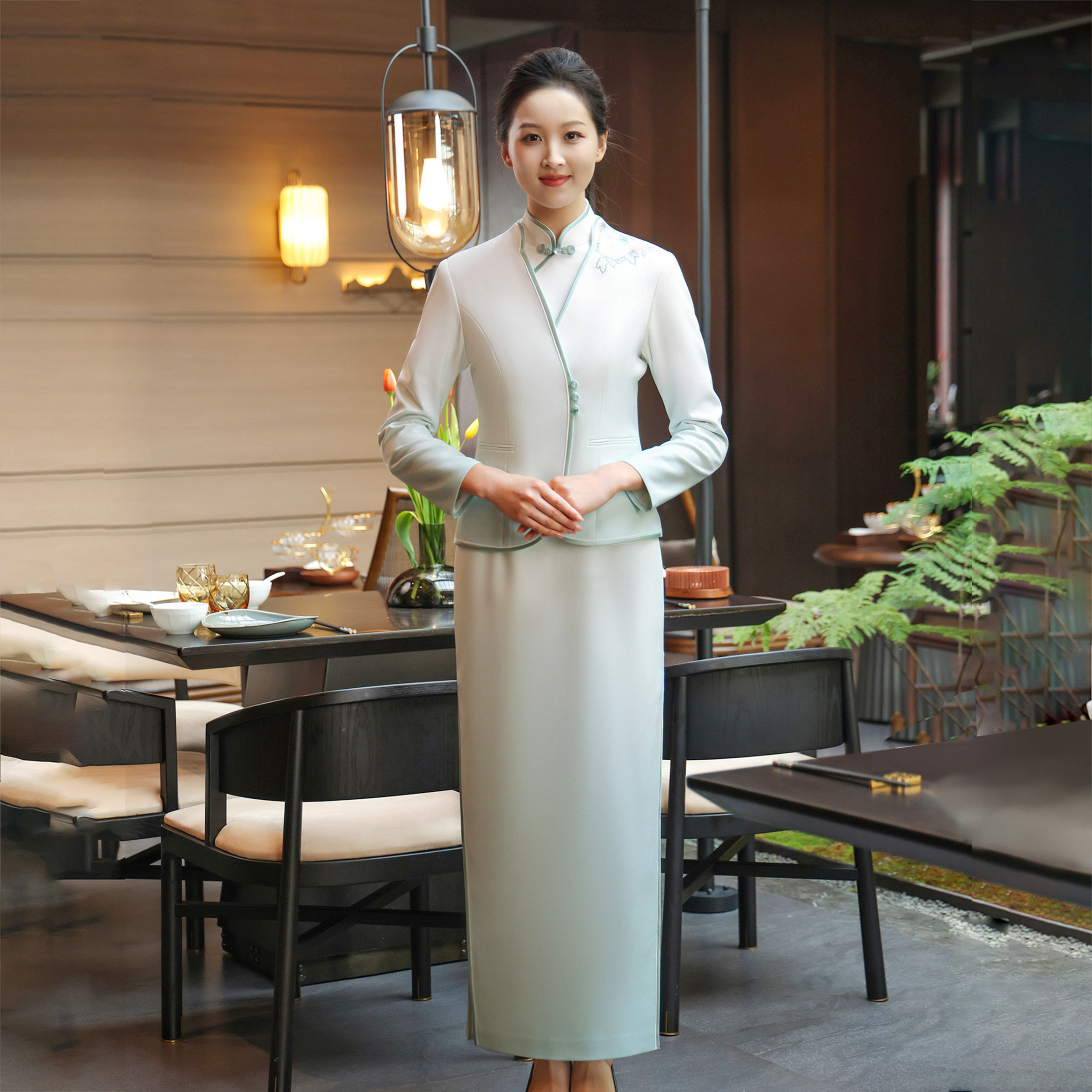 利佳昂讲解会务接待婚宴礼仪旗袍