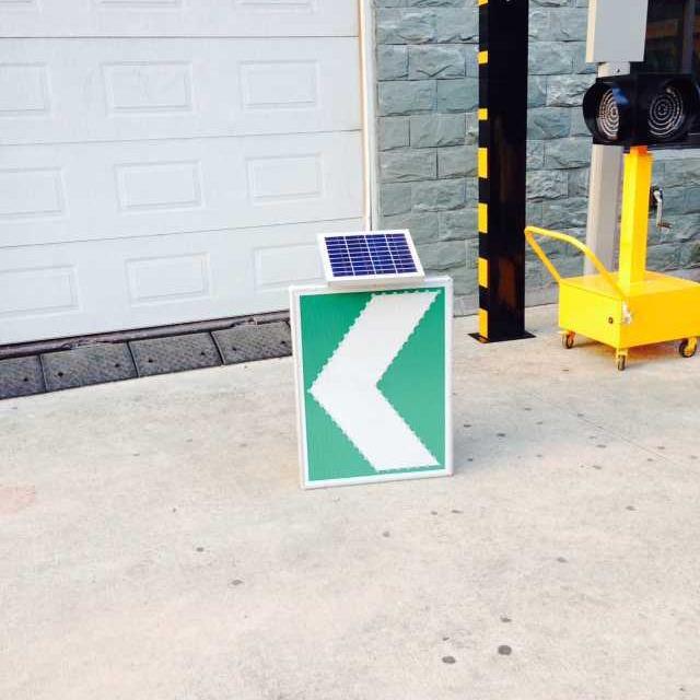 新款太阳能单箭头导向牌左右可同步标超亮LED超强级反光膜标志牌