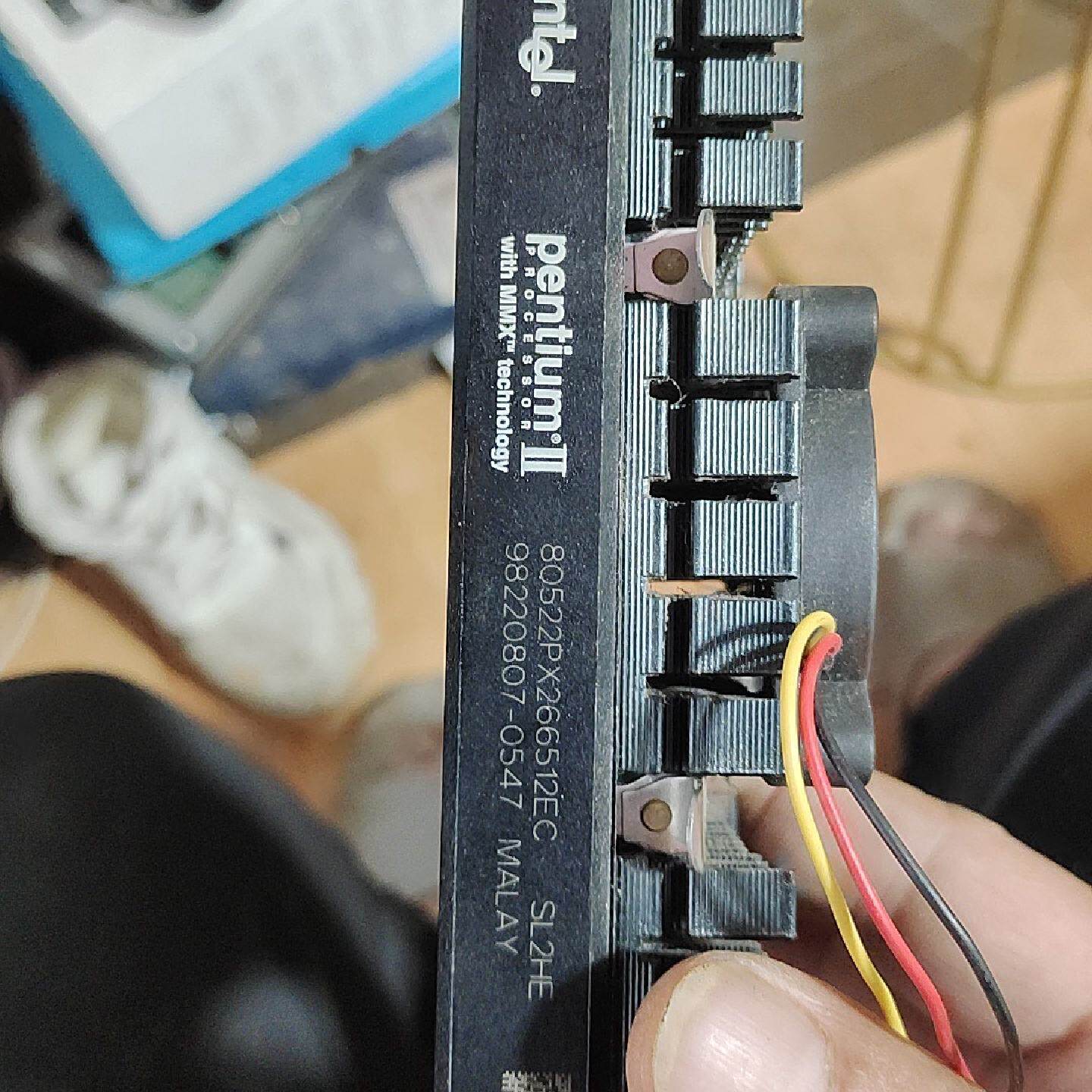 英特尔奔腾II处理器，型号80522PX266512EC，带—议