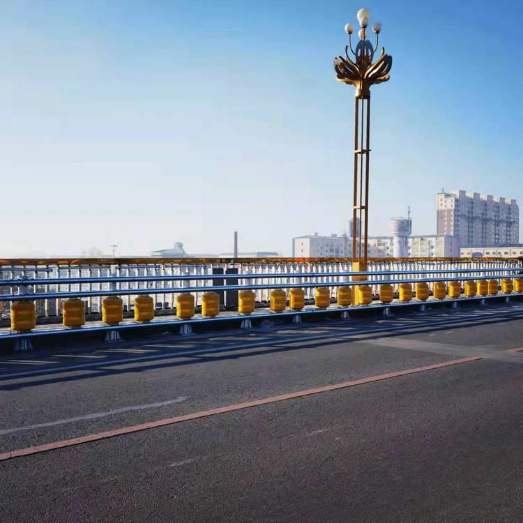 EVA旋转桶防撞护栏 高速公路滚筒护栏 道路新型滚筒式 防撞护栏