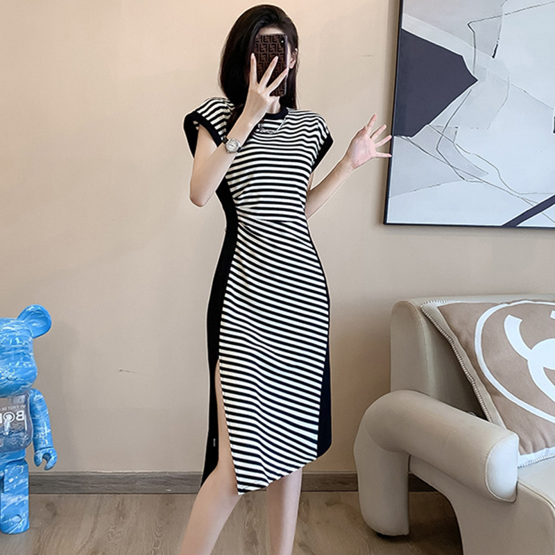 休闲洋气减龄长款连衣裙女夏季20A25新款气质收腰条纹遮肚过膝裙