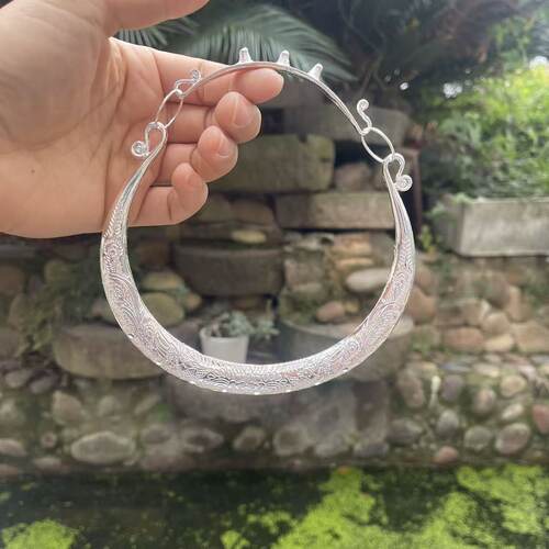 民族舞演出苗银项圈潮流