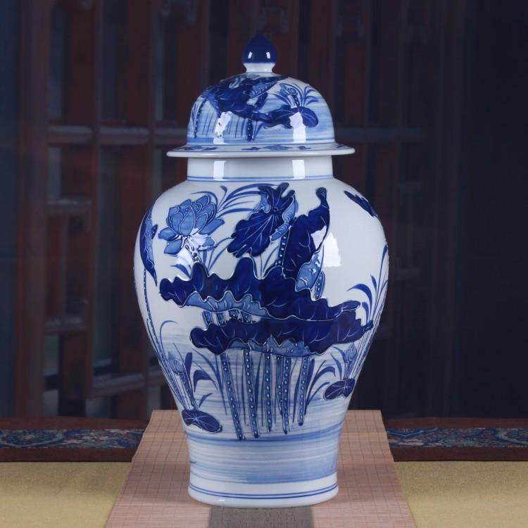 陶瓷工艺品青花瓷大号手工雕刻荷花鱼带盖将军罐玄关装饰品摆设
