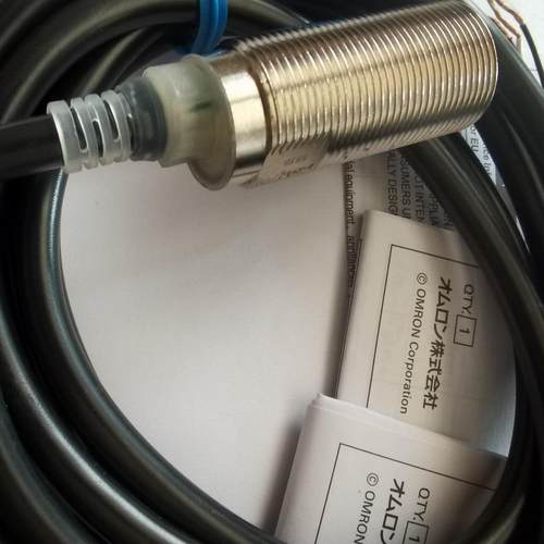 接近开关E2E-X12B1T18