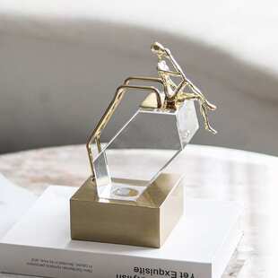 北欧轻奢水晶金属登顶者人物雕塑摆件售楼处别墅样板房家居装饰品