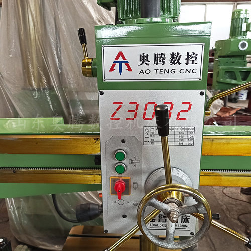 金属钻孔摇臂钻床 z3032x10小型摇臂钻 机械摇臂钻床手动进刀
