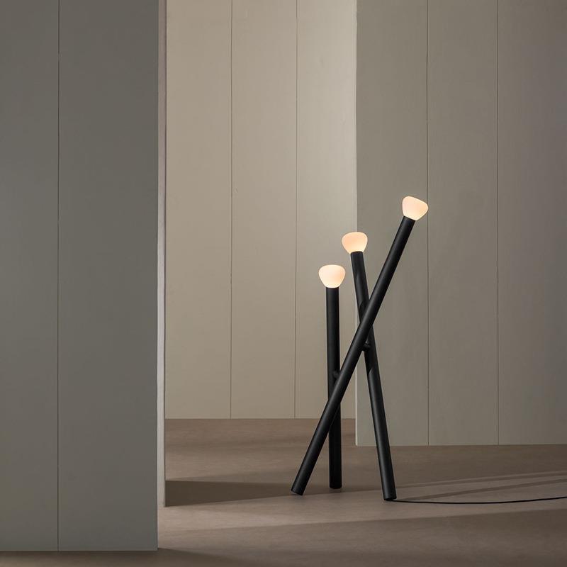 北欧简约设计师灯具客厅沙发创意样板房别墅卧室民宿手电筒落地灯