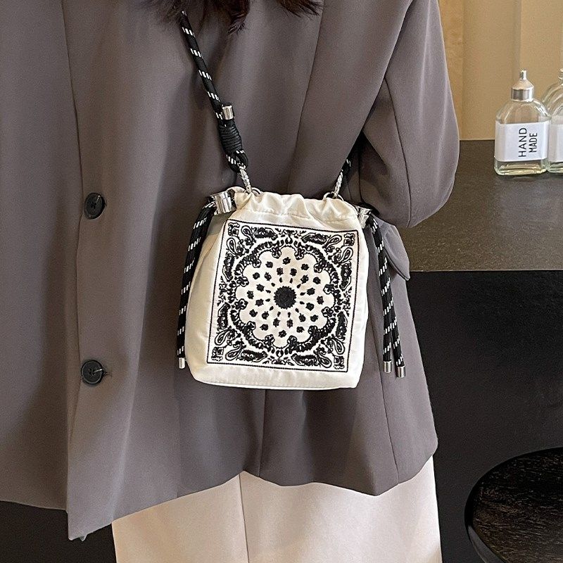 新中式气质水桶包女2024夏季新款简约时尚单肩包小众高级感斜挎包,箱包皮具/热销女包/男包,水桶包,淘宝优惠券,粉丝福利购,淘宝优惠卷