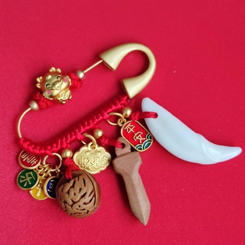 孕妇别针龙宝宝压别针婴幼儿惊安全符桃木狗牙护平身安别针挂件,饰品/流行首饰/时尚饰品新,胸针,淘宝优惠券,粉丝福利购,淘宝优惠卷