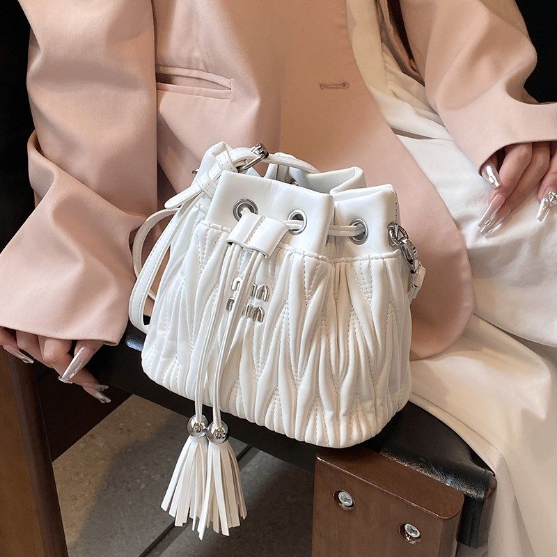 今年流行绣线包包女2024新款潮百搭洋气斜挎包时尚超火小众水桶包,箱包皮具/热销女包/男包,水桶包,淘宝优惠券,粉丝福利购,淘宝优惠卷