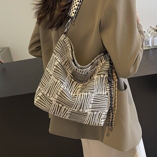韩系布包2024新款女大容量高级感宽肩带单肩斜挎包小众秋季帆布包