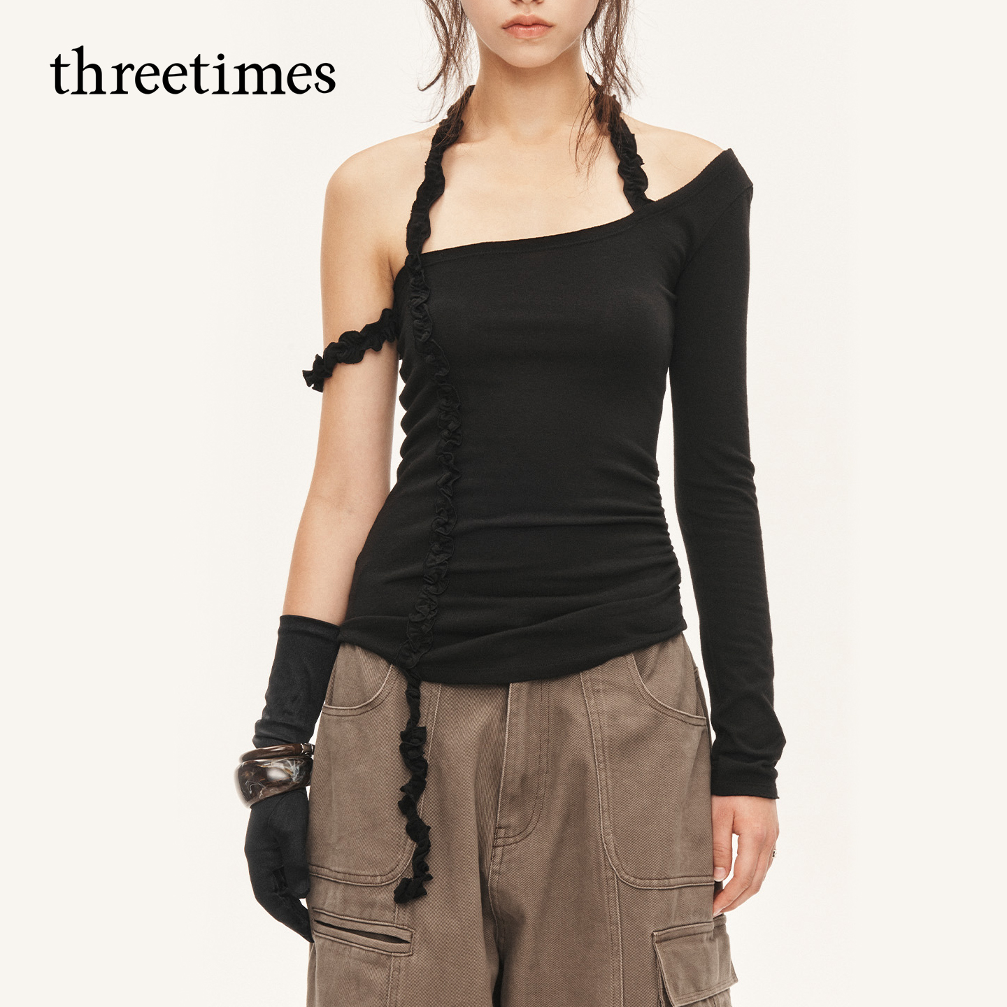 threetimes早秋斜肩不对称挂脖t恤衫女2025新款绝美修身飘带上衣