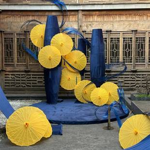 新中式美陈场景布置造景庭院婚礼红黄蓝色油纸伞商场活动氛围装饰