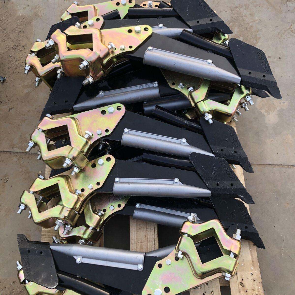 农哈哈玉米播种机配件大全新款扁铁防拉弯加重楼腿新款施肥开沟器