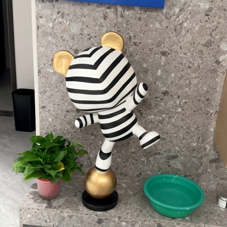 旁轻奢大型落地沙发家居潮流电视柜高档装饰品杂技玄关摆件客厅熊