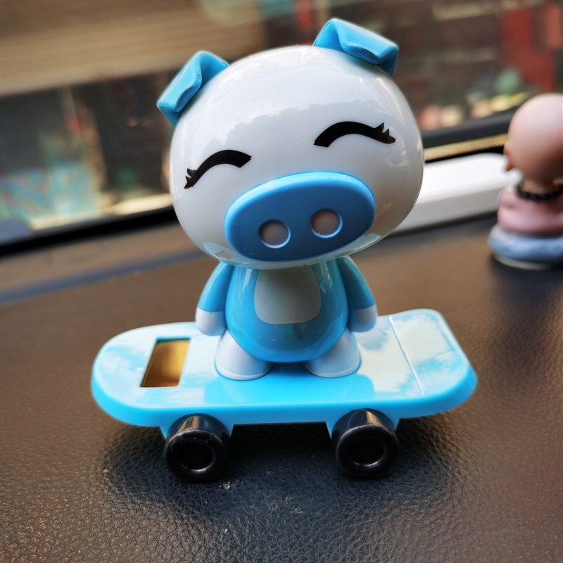 太阳能车载摆件摇头滑板造型炫酷可爱车内装饰品猪兔子狗熊猫