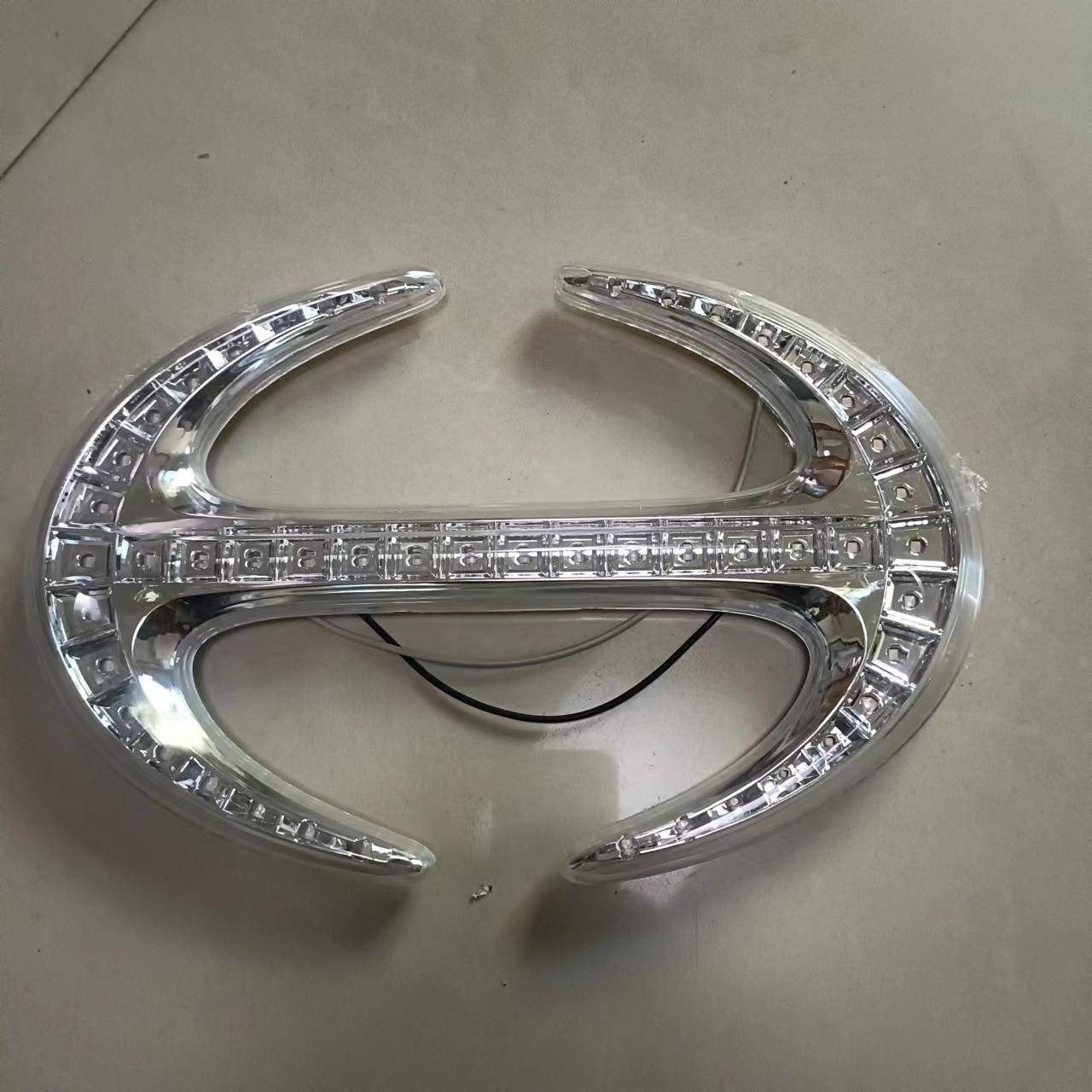 供应适用于改装HINO500日野500LED发光七彩标电镀中网标