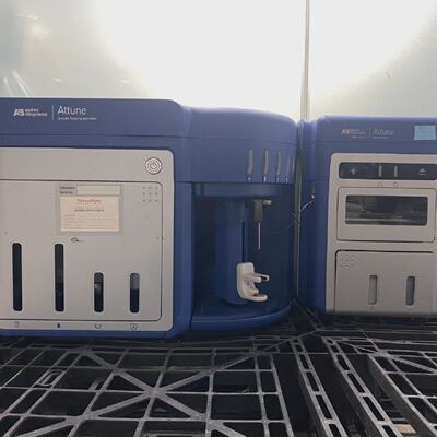 Applied Biosystems Attune Autosampler  Acoustics Focusing Cy