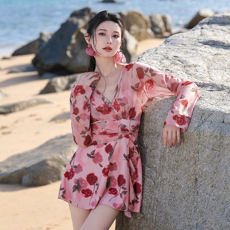 时尚大码泳衣女2025新胖mm遮肚显瘦连体裙式保守长袖防晒钢托聚拢