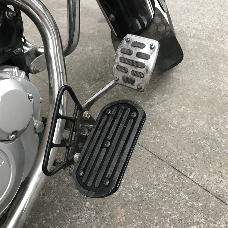 适用于铃木悦酷GZ150货架尾箱架前加宽脚踏板司机靠背太子车改装