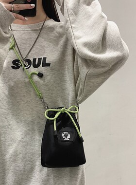 放手机小包包黑色独特创意随身小挎包潮牌学生外出轻便百搭斜挎包