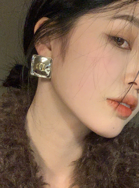 大气几何冷淡风方形字母m耳钉女小众设计高级感金属耳环简约耳饰