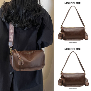 冬季秋冬款高级感皮质包包女2024新款咖啡色枕头包宽带单肩斜挎包