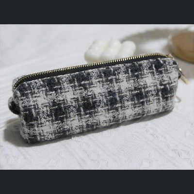 躲在耳里毛呢笔袋黑白格含金丝高级质感可携式化妆刷包小化妆包