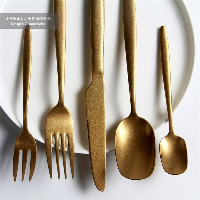 覆古旧金刀,叉子和勺子在斯堪的纳维亚汤勺牛排刀家软装饰摄影道