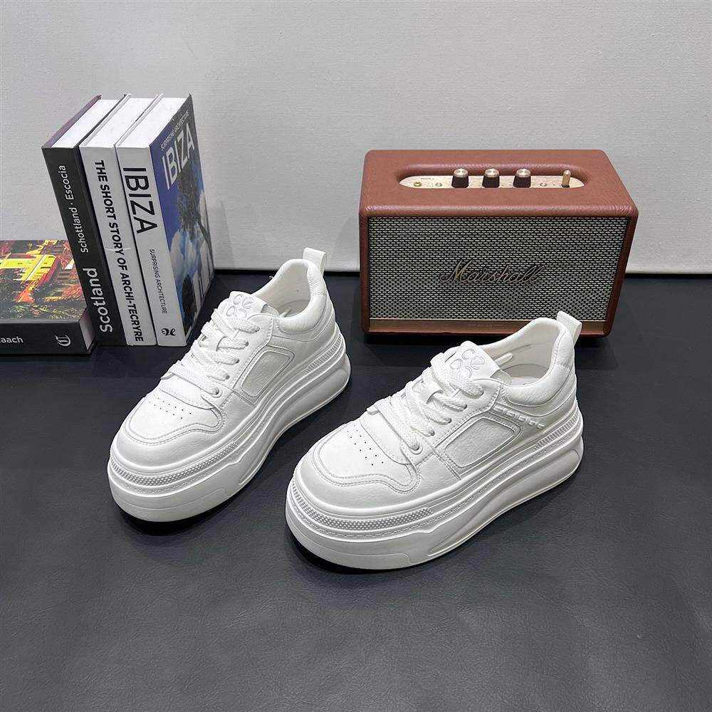 韩版超火小个子8CM增高小白鞋女2026春季新款厚底板鞋百搭休闲鞋