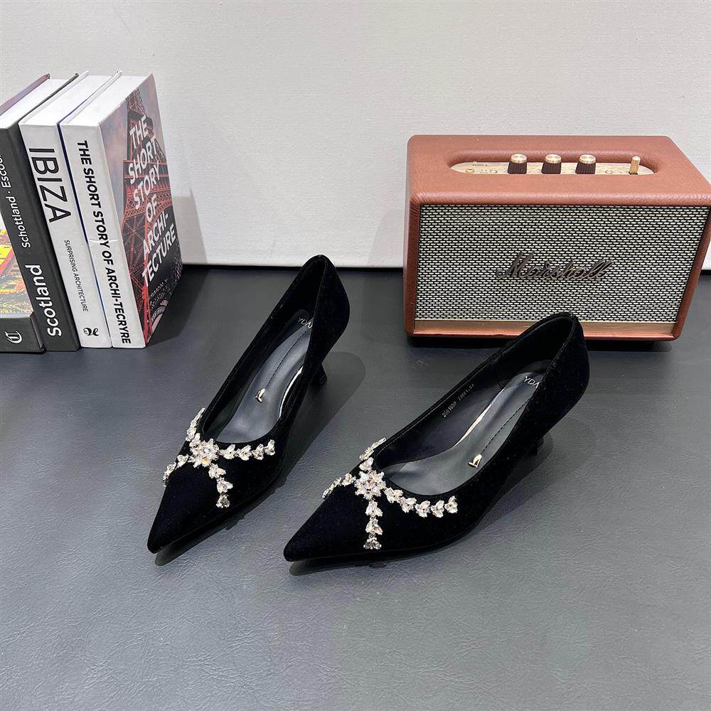 一代佳人法式黑色绒面高跟鞋女2026春新款尖头水钻浅口通勤单鞋潮