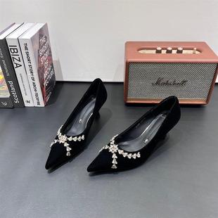 一代佳人法式黑色绒面高跟鞋女2026春新款尖头水钻浅口通勤单鞋潮