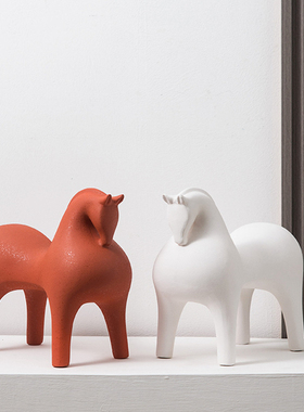 简约红马陶瓷摆件北欧轻奢抽象创意家居样板房办公室客厅玄关饰品