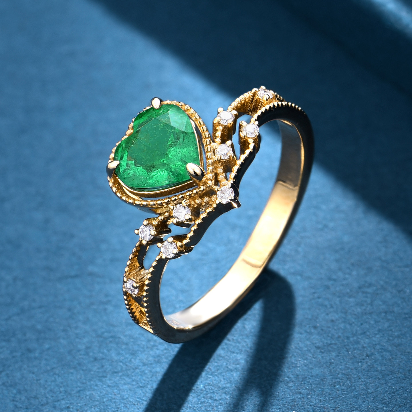 私意珠宝 天然彩宝石18K黄金镶钻石祖母绿首饰定制爱心形戒指