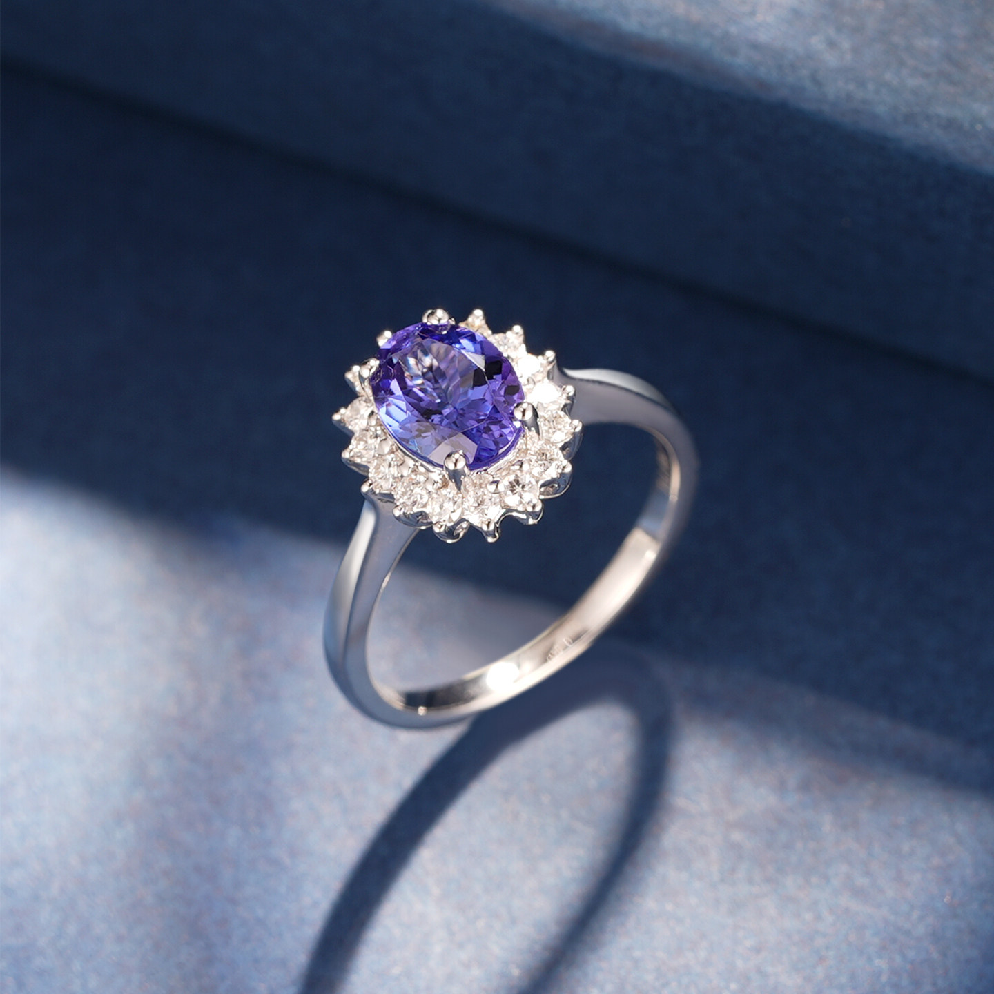 私意珠宝天然彩宝石5A坦桑石戒指18K金镶钻石黄金首饰定制戴妃款