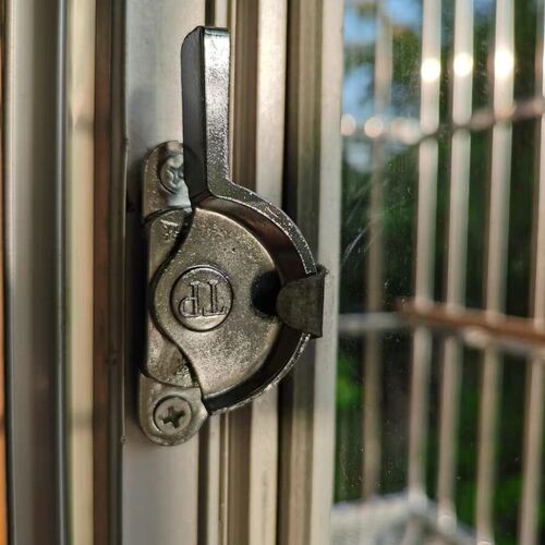 老式90型铝合金门窗月牙锁卡扣推拉窗玻移璃门窗半户圆搭扣锁配件
