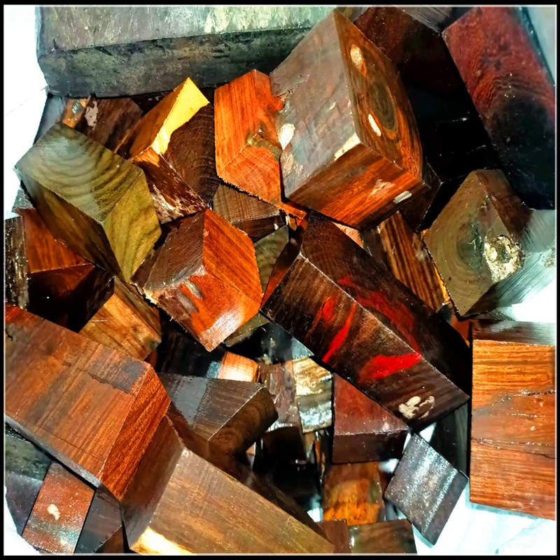 老挝大红酸枝 红黑料 小木块 珠子小手把件料 花纹料 5斤一份