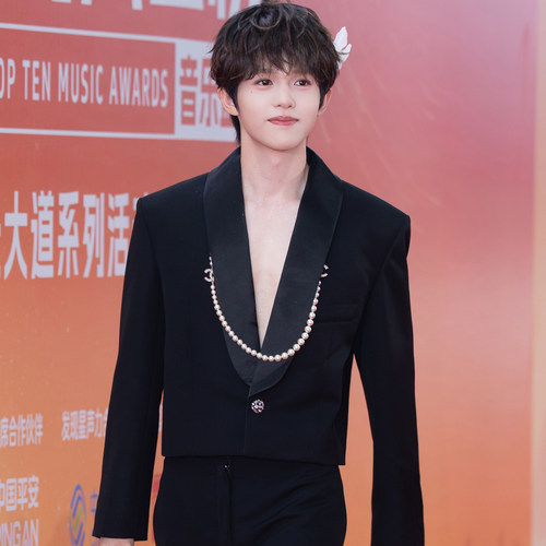 明星同款深V垫肩男西服