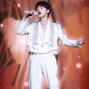 蒋郭豪明星同款 白色重工西服男手工流苏镶钻高级感痞帅舞台演出服