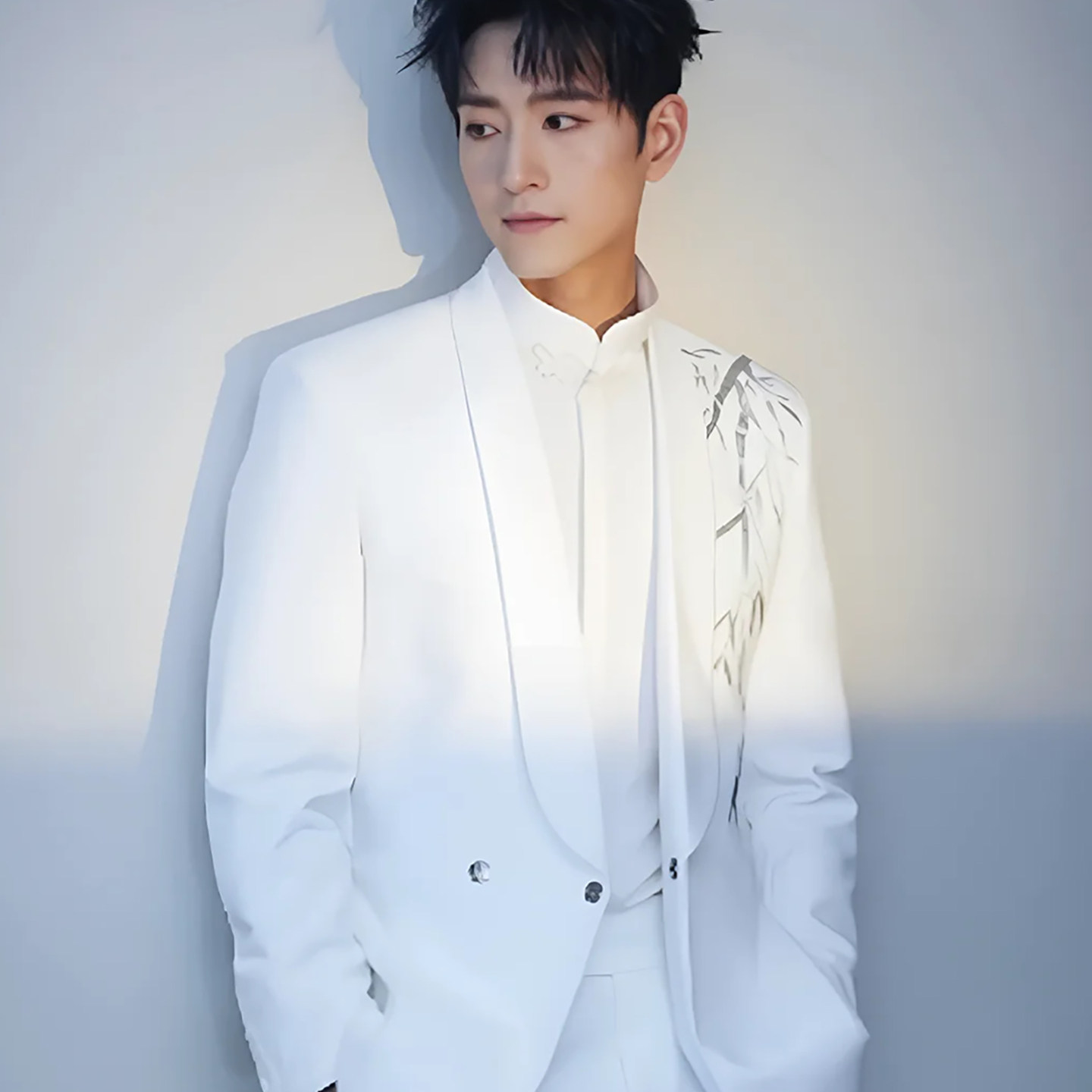 张峻宁同款轻奢风白色竹叶刺绣西装男商务正装高级感休闲西服外套,男装,商务正装西服,淘宝优惠券,粉丝福利购,淘宝优惠卷
