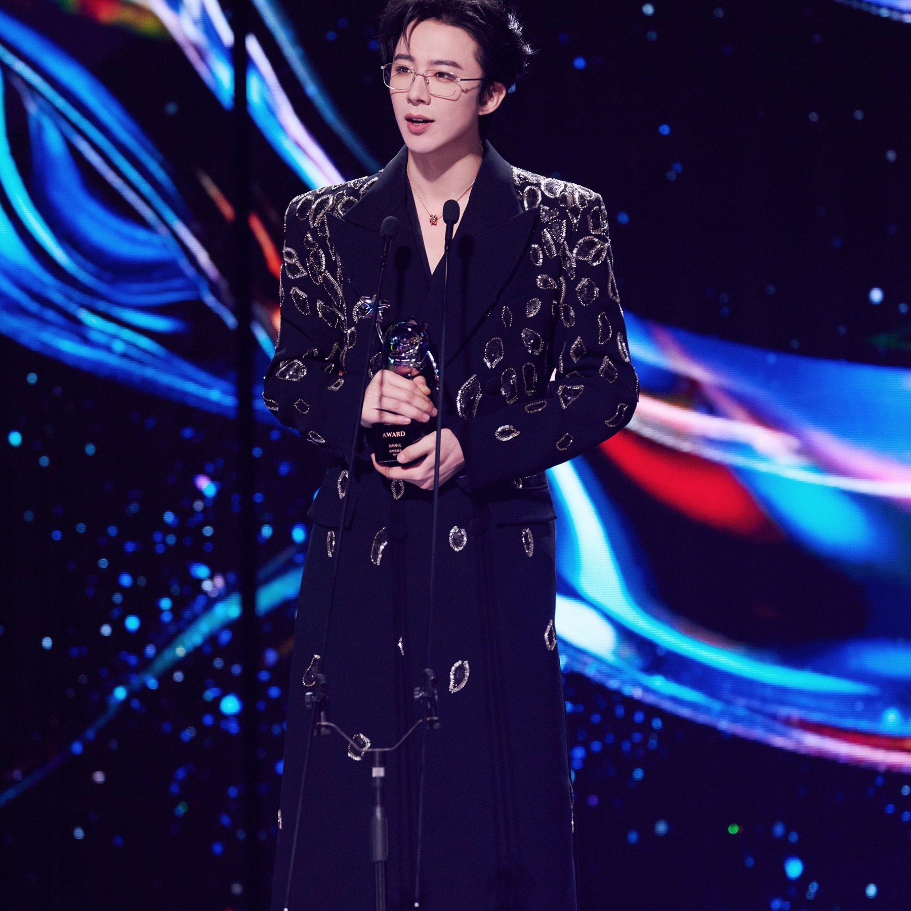 刘宇宁同款黑色菱形舞台西装大衣