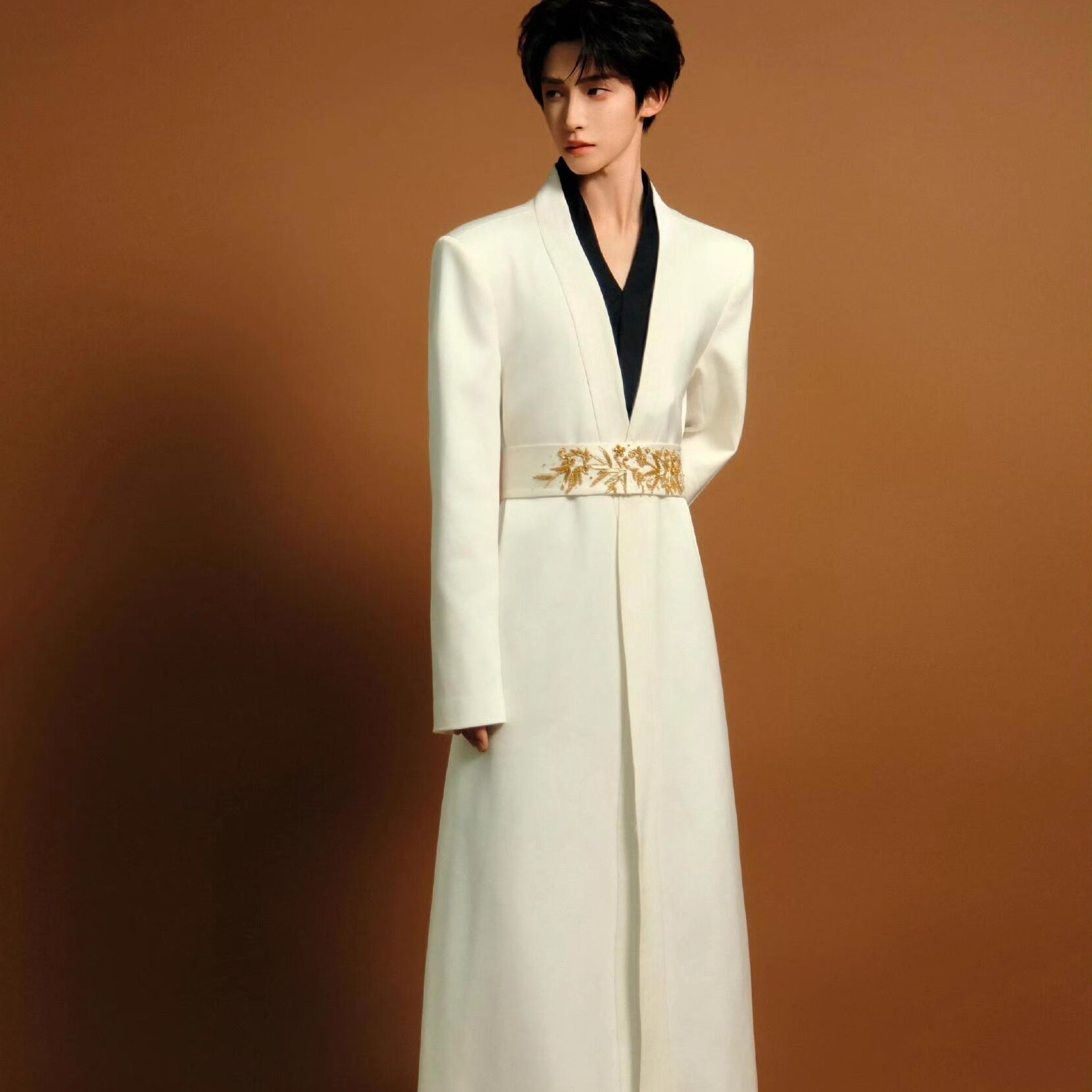 刘宇同款高级感垫肩腰带轻奢大衣