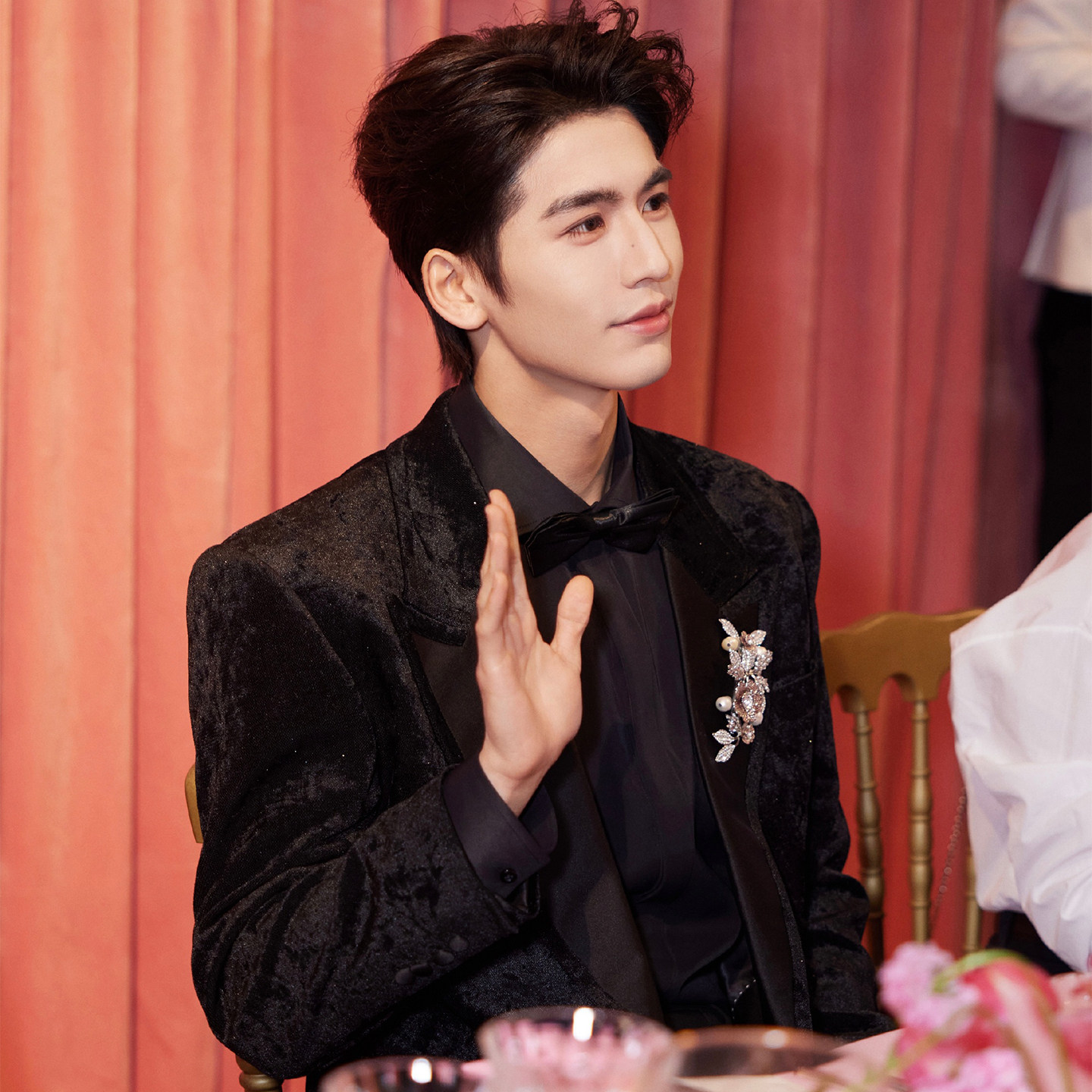 张凌赫明星同款黑色金丝绒西装男士胸针设计感高级感时尚晚宴风潮,男装,休闲西服,淘宝优惠券,粉丝福利购,淘宝优惠卷