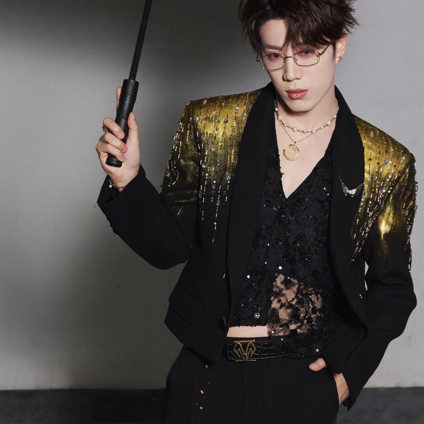 鹭卓明星同款黑色手工金粉西服