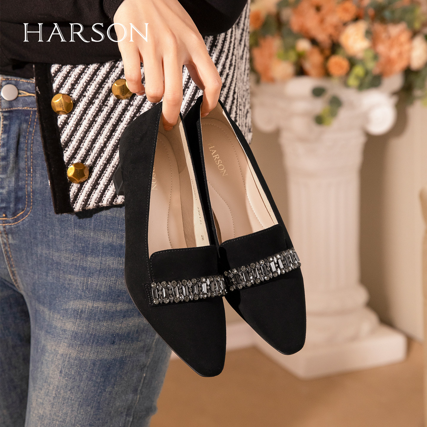 哈森2026新款气质绒面水钻黑色高跟鞋女浅口单鞋粗跟通勤HS269401